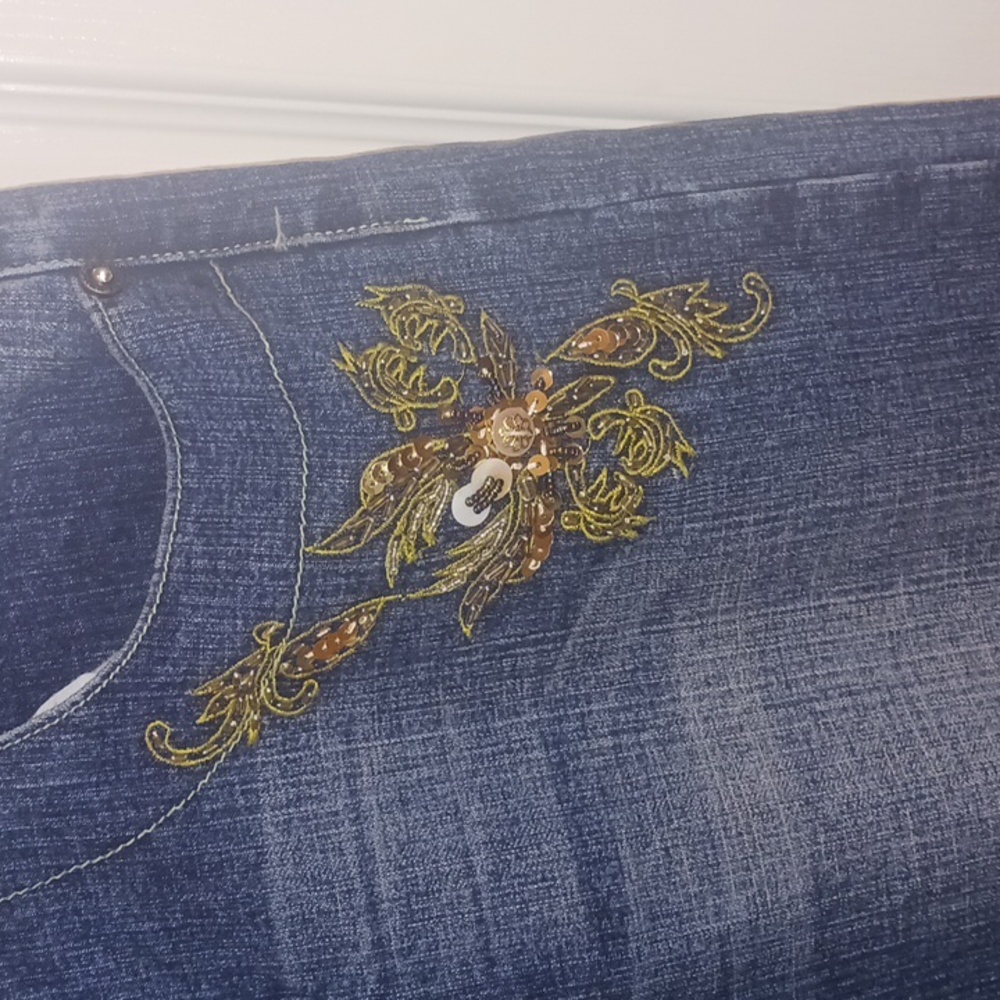 Beaded denim capri shorts - Picture 2 of 7